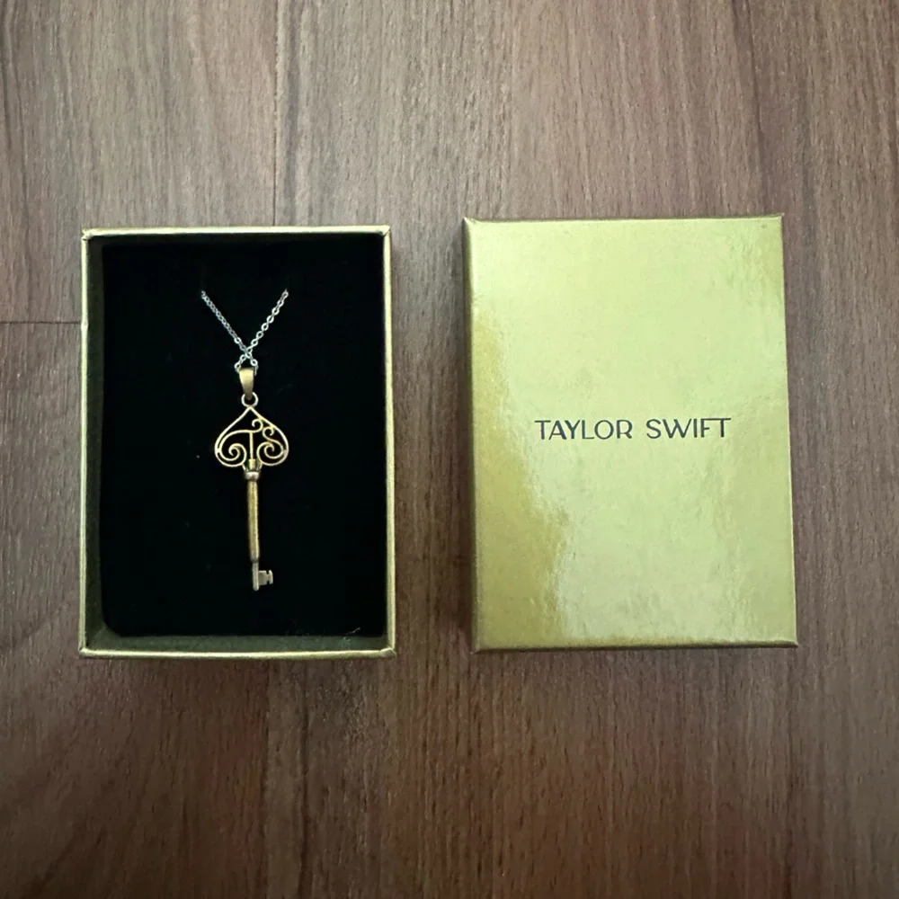 NEW Taylor Swift Fearless (Taylorโs Version) Key Necklace - Picture 1 of 2
